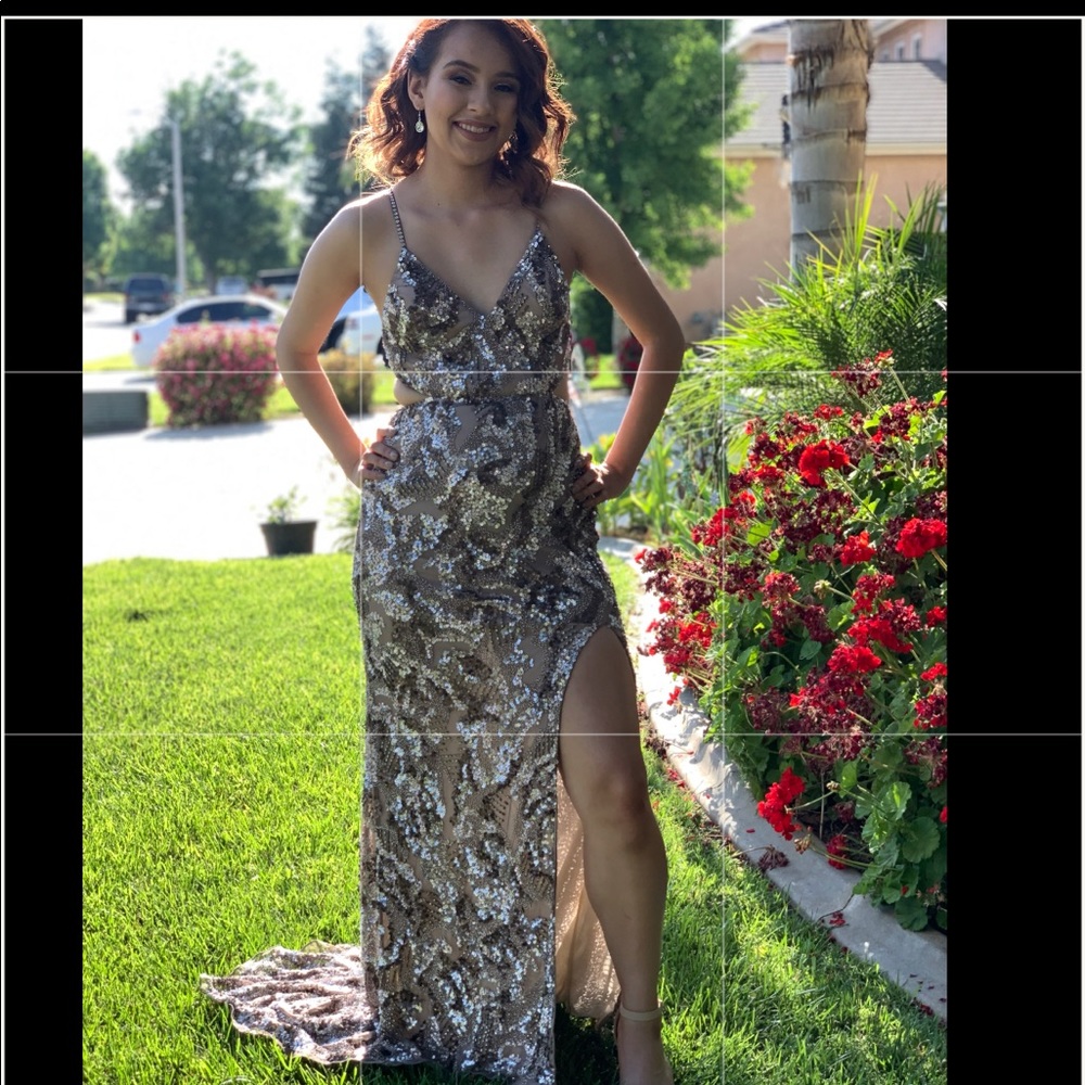 Prom dress size 2 can be adjusted.